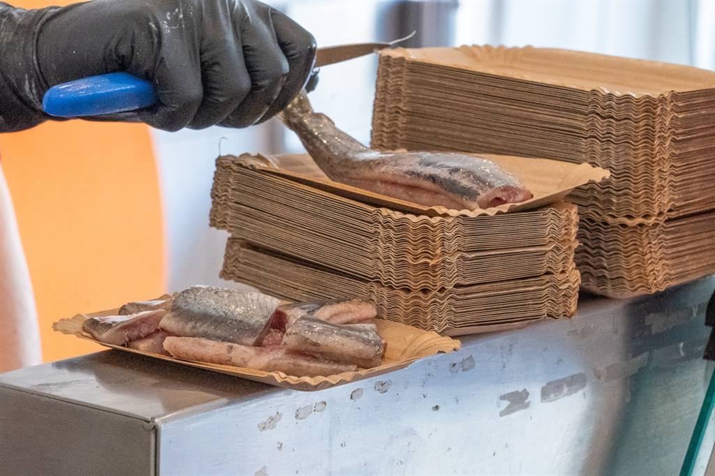 Haring wordt met de hand gefileerd bij De Visfuik