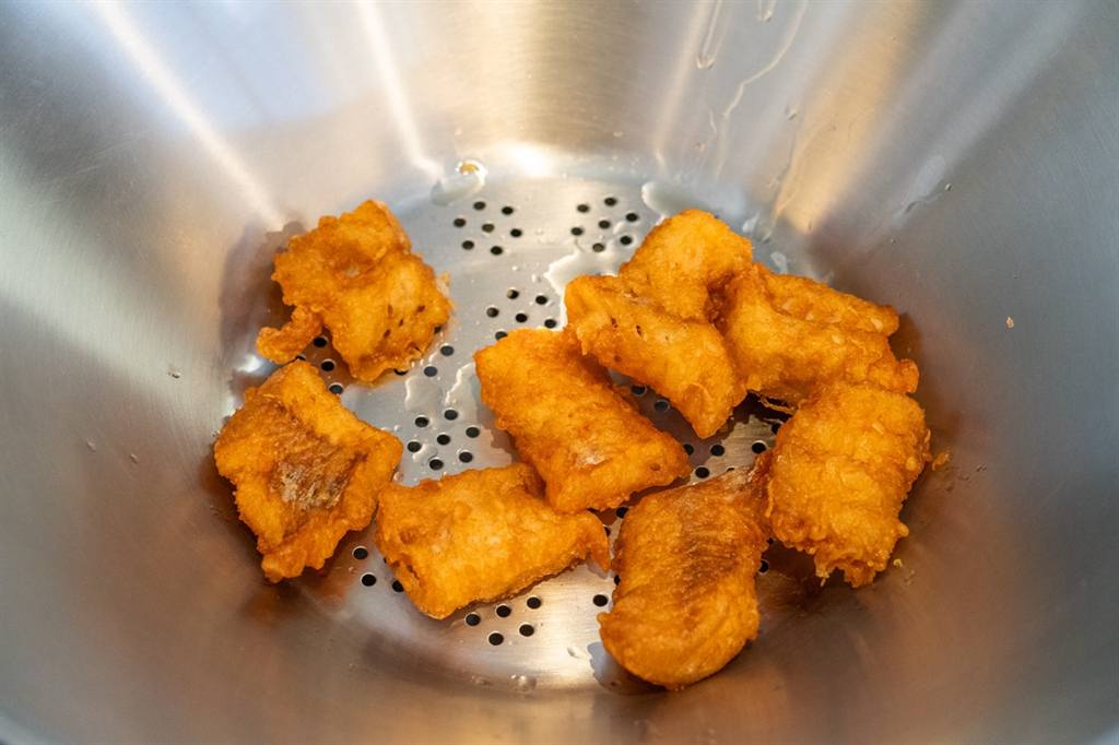 Vers gebakken kibbeling in de frituurmand