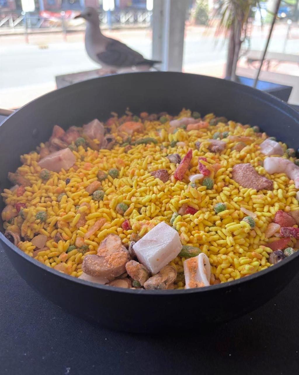 Paella met vis en zeevruchten van De Visfuik
