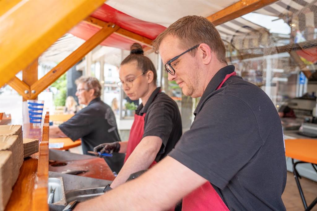 Het team van De Visfuik aan het werk