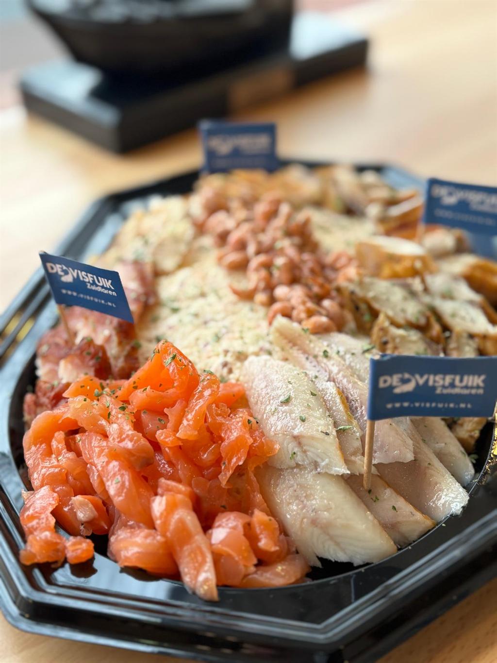 Vishapjesschaal met gerookte zalm, makreel, Hollandse garnalen en vissalade