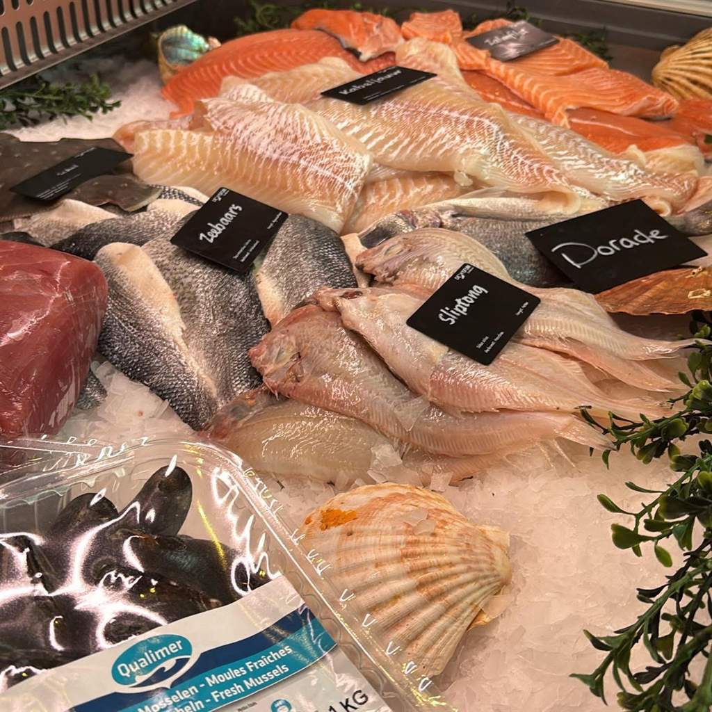 De vitrine van De Visfuik met verse zalm, kabeljauw, zeebaars, dorade en sliptong op ijs