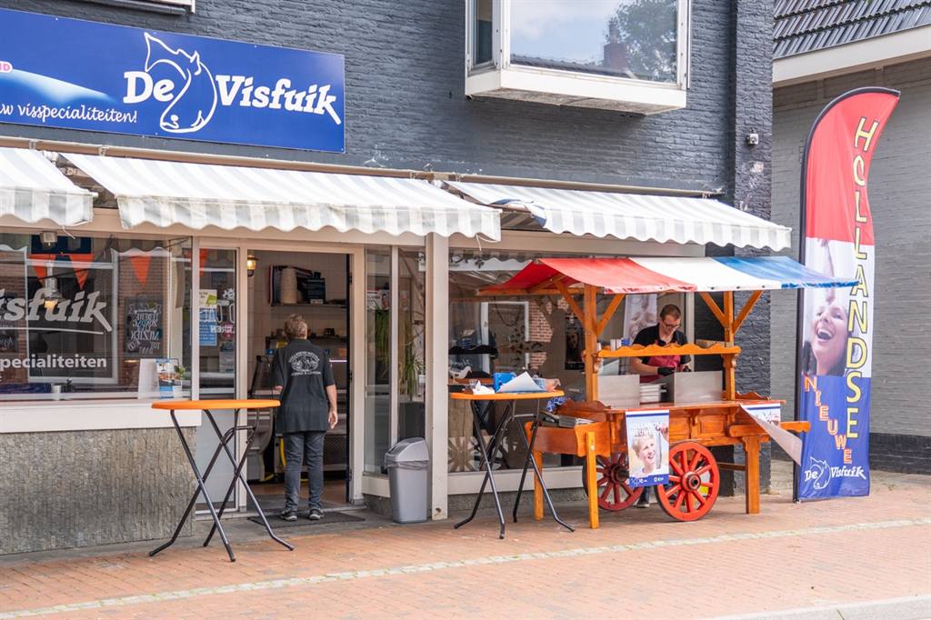 De Visfuik aan De Millystraat in Zuidlaren, met de viskar voor de deur