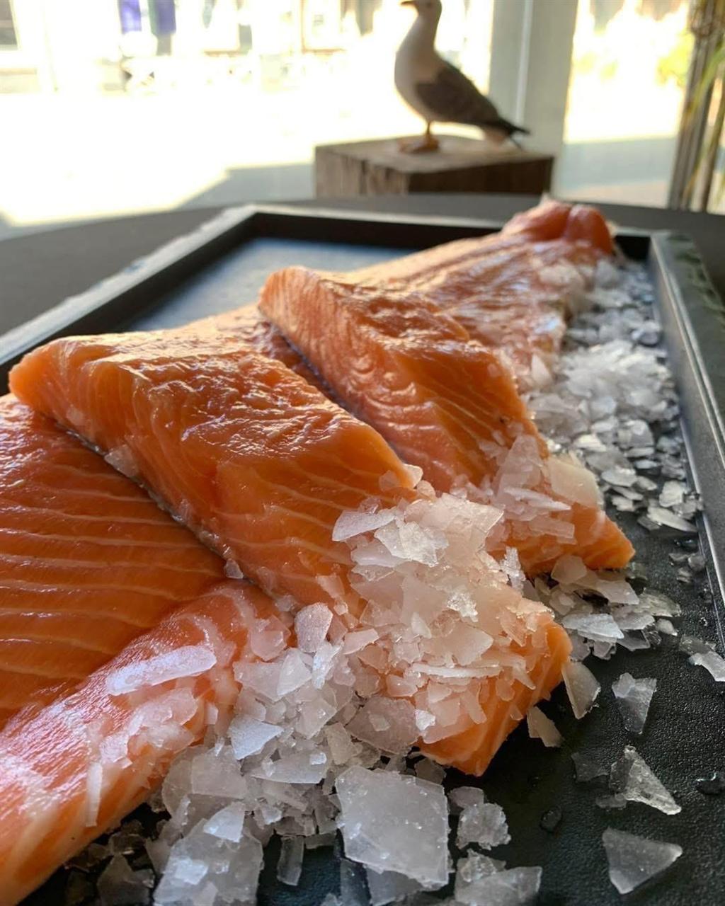 Verse zalmfilets op ijs in de winkel van De Visfuik